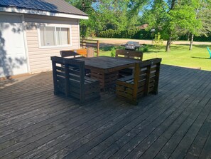 Outdoor dining - Cozy cabin just a few minutes walk from St. Malo Provincial Park & Beach! (Saint Malo)