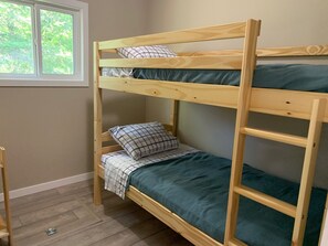 4 bedrooms, free WiFi, bed sheets - Cozy cabin just a few minutes walk from St. Malo Provincial Park & Beach! (Saint Malo)