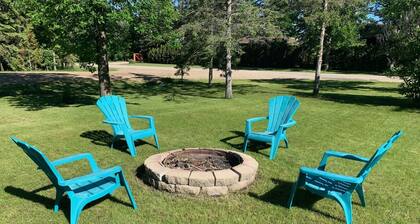 Cozy cabin just a few minutes walk from St. Malo Provincial Park & Beach!