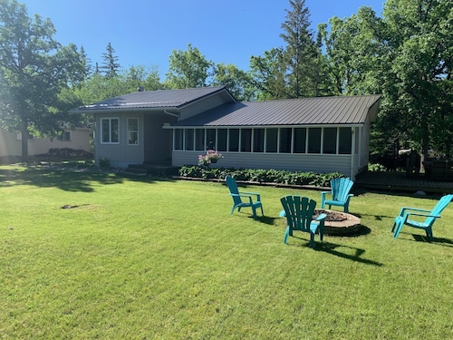 Cozy cabin just a few minutes walk from St. Malo Provincial Park & Beach!