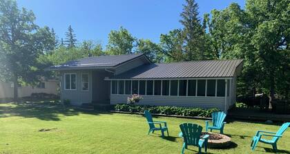 Cozy cabin just a few minutes walk from St. Malo Provincial Park & Beach!