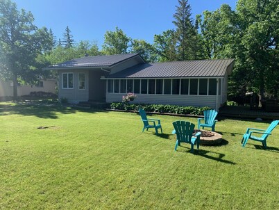 Cozy cabin just a few minutes walk from St. Malo Provincial Park & Beach!