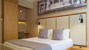 A neatly made bed with a grey blanket, a wooden headboard, and two bedside lamps. - Hidden gem near WTC | Bright & Chic (Ciudad de México)