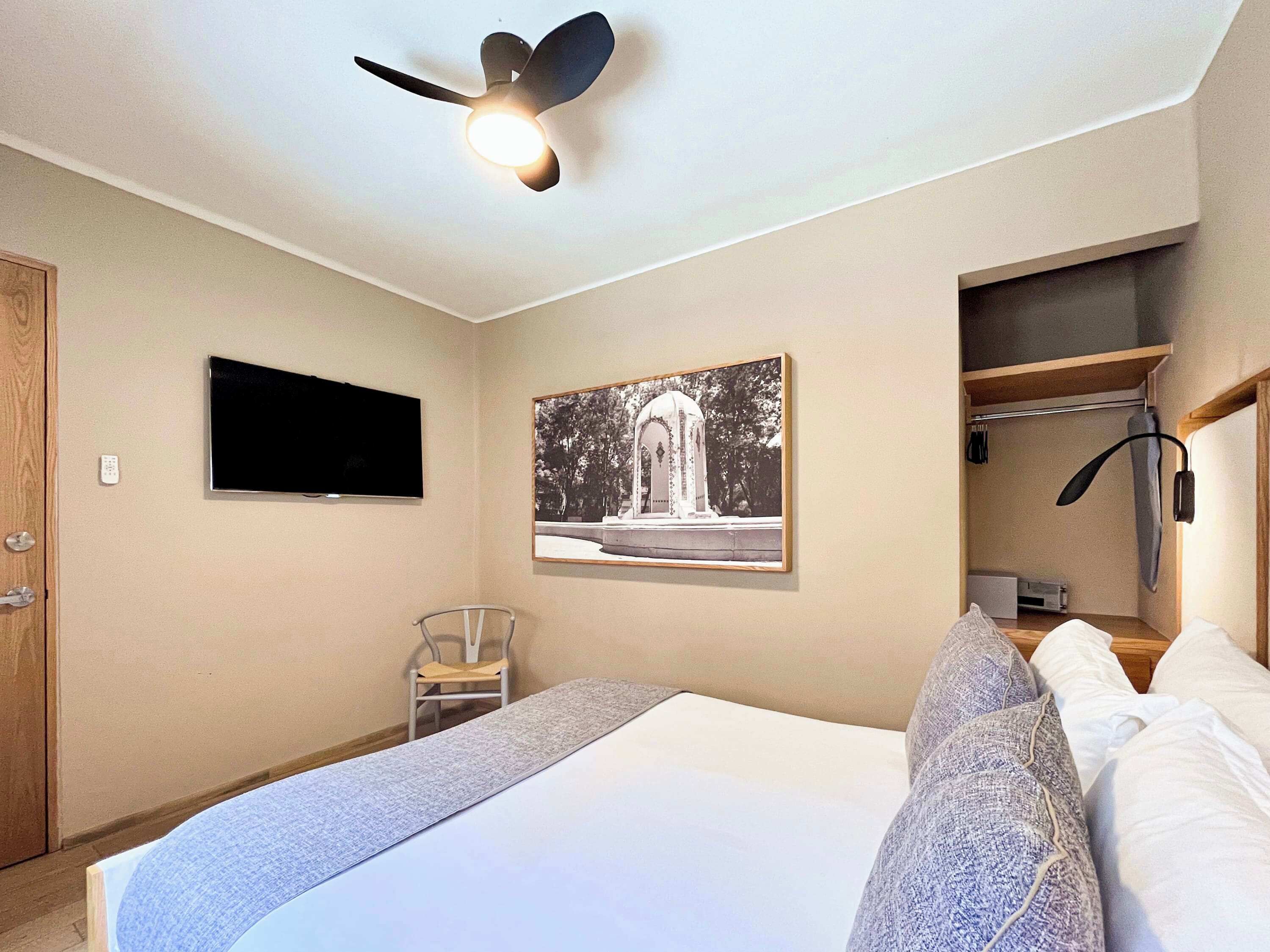 2 habitaciones, escritorio y tabla de planchar con plancha 