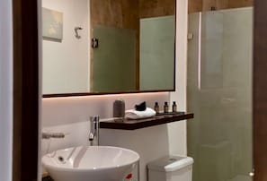 Ducha, artículos de tocador ecológicos, secador de pelo, toallas