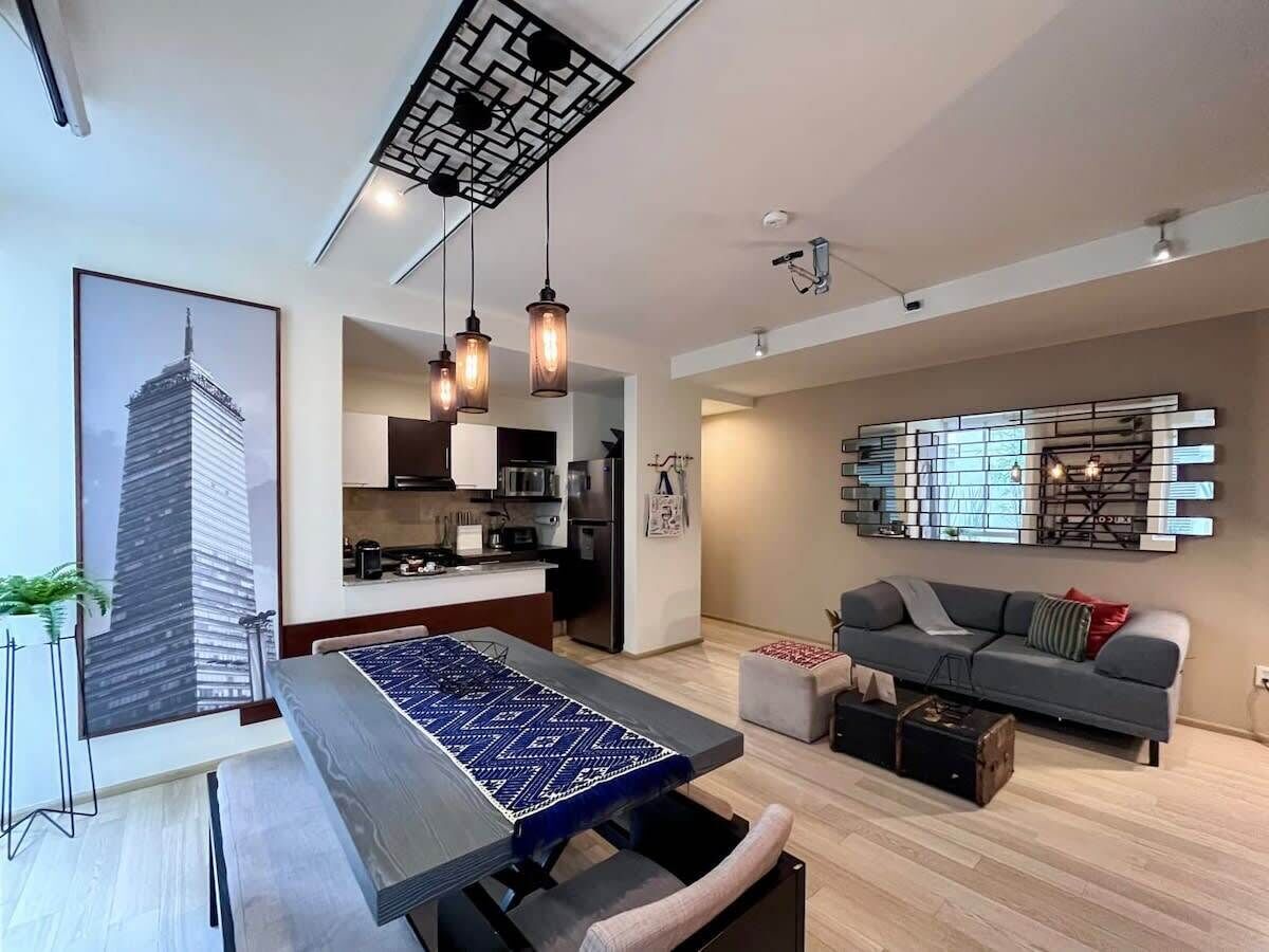 Una televisión, un reproductor estéreo, una oficina