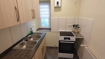 Kühlschrank, Herdplatte, Wasserkocher mit Kaffee-/Teezubehör