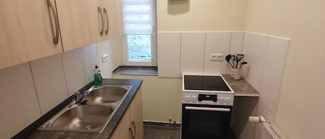Fridge, stovetop, coffee/tea maker, electric kettle