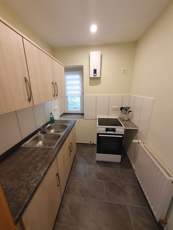 Kühlschrank, Herdplatte, Wasserkocher mit Kaffee-/Teezubehör