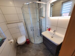 Dusche, Haartrockner, Handtücher, Toilettenpapier