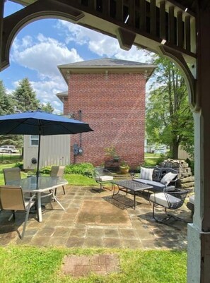 Outdoor dining - Corner Tree: A Bohemian Retreat Log Home (Centerburg)