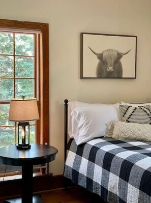 2 bedrooms, free WiFi - Corner Tree: A Bohemian Retreat Log Home (Centerburg)