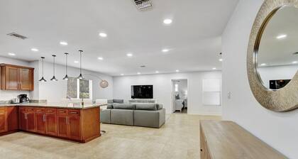 Villa Luxe: Spacious 4 BD/3BA Heated Pool BBQ Large Fenced-In Yard