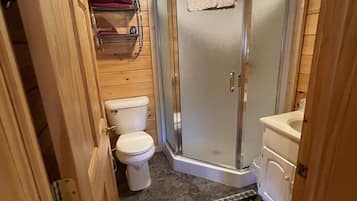 Een douche, een haardroger, handdoeken, zeep