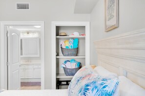 3 bedrooms, iron/ironing board, free WiFi, bed sheets - 🌊Gulf Views~FREE Beach Svc~Kayak/SUP2~Pools+Splash Pad~BeachFRONT~3BR Azure 407 (Ft. Walton Beach)