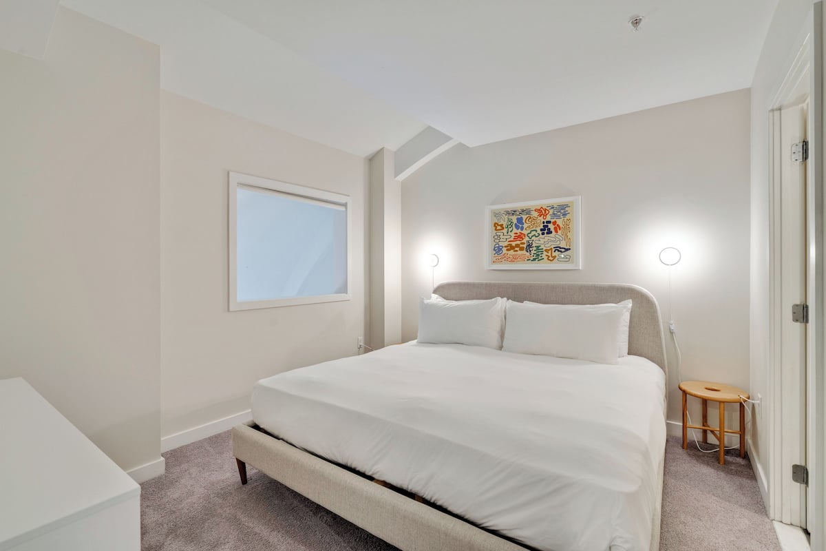 Penthouse, 2 Bedrooms | 1 bedroom, individually furnished, blackout drapes, iron/ironing board