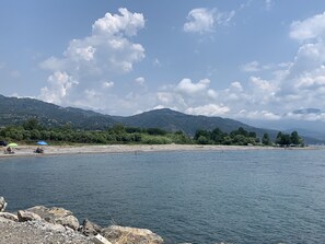 Una spiaggia nelle vicinanze