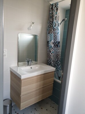 Bañera, secador de pelo, papel higiénico