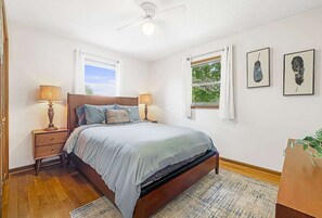 3 bedrooms, desk, iron/ironing board, free WiFi