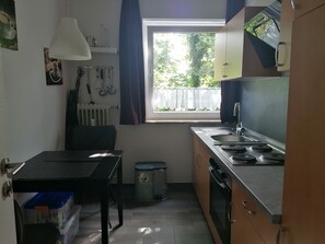 Mikrowelle, Ofen, Herdplatte, Wasserkocher mit Kaffee-/Teezubehör