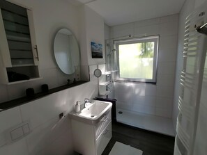 Dusche, Haartrockner, Seife, Toilettenpapier