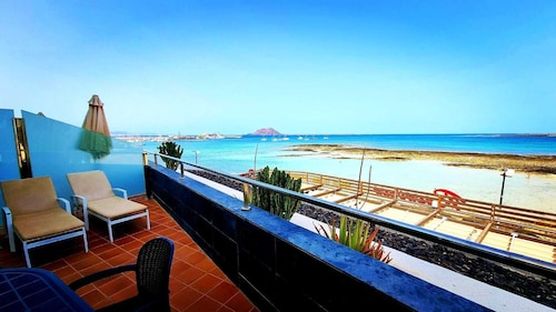 Beautiful Beachfront APTMTO at waters edge with stunning Ocean and Harbour views