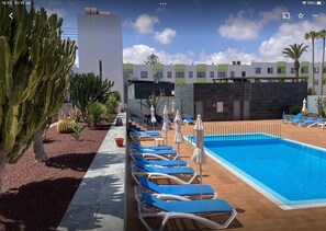 Piscina externa, espreguiçadeiras