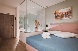 Quarto casal lua de mel | Cofres nos quartos, escrivaninha, espaço de trabalho para notebook