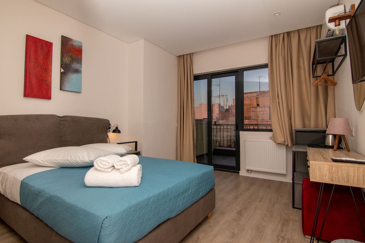 Habitación doble Deluxe | Caja de seguridad en la habitación y escritorio
