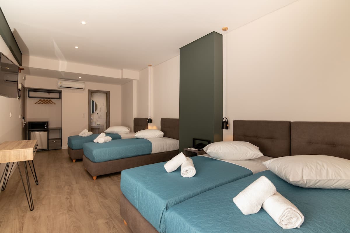 Habitación cuádruple Confort | Caja de seguridad en la habitación y escritorio