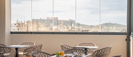 Petit déjeuner buffet (10 EUR par personne)