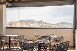 Café da manhã com buffet todos os dias (EUR 10 por pessoa)