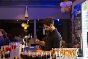 Bar (trong khuôn viên)