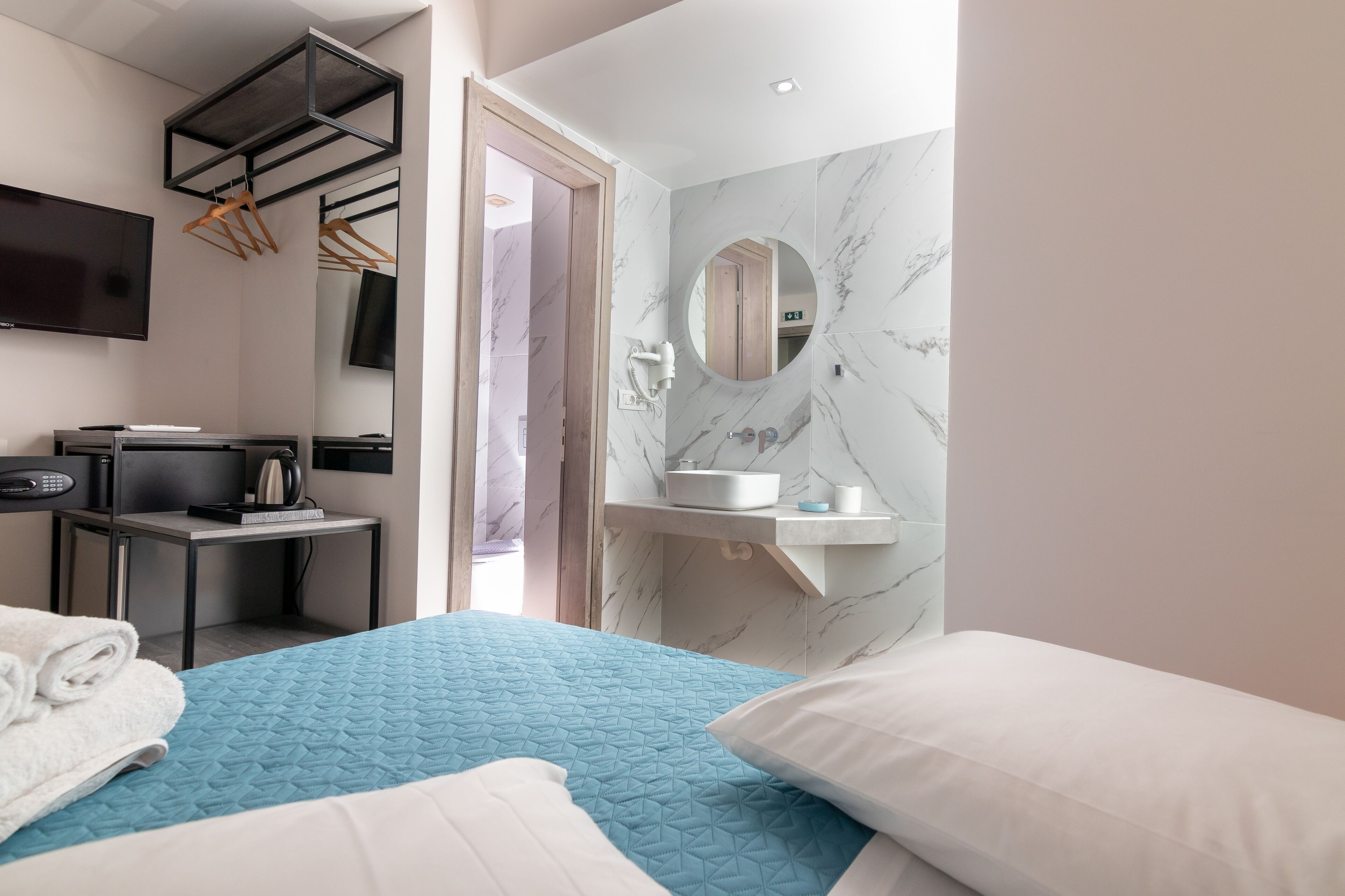 economy double room | in-room safe, desk, laptop workspace, soundproofing