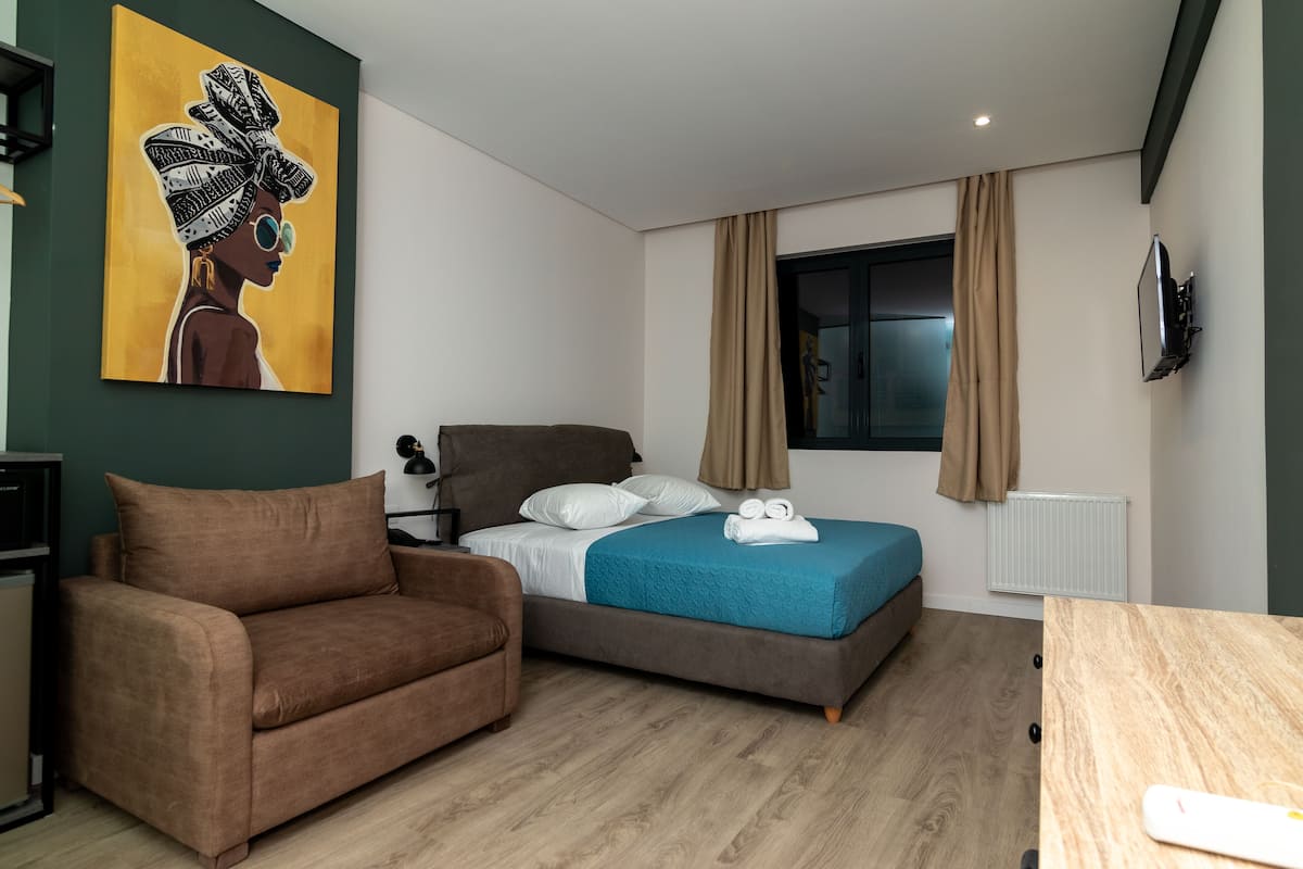 Habitación Confort | Caja de seguridad en la habitación y escritorio