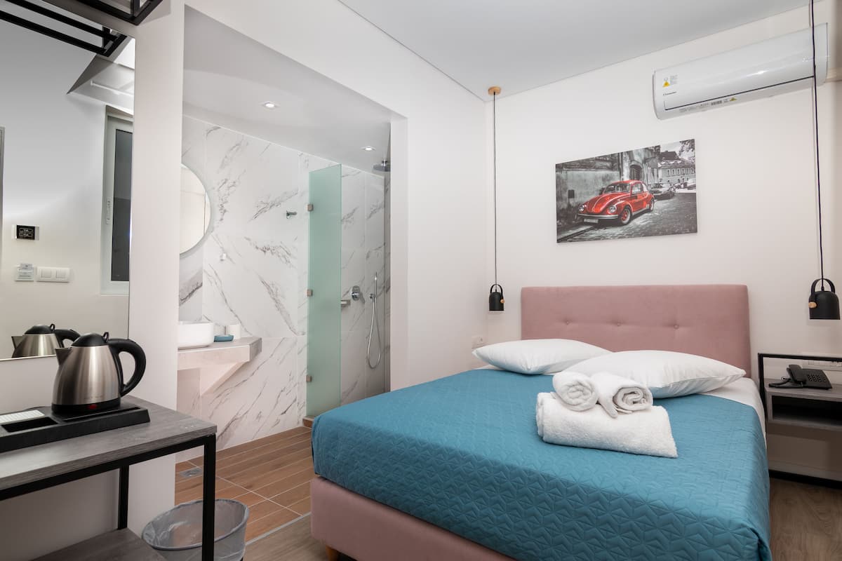 Habitación doble económica | Caja de seguridad en la habitación y escritorio