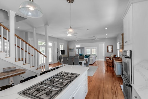 Hidden Gem! Private lot, Private Pool w/Hot Tub! Near Seagrove!