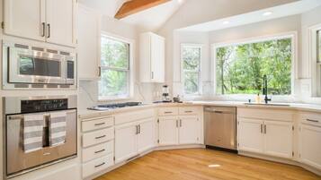 Frigorífico, microondas, horno y placa de cocina