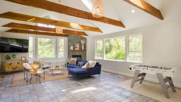 Una televisión, una chimenea