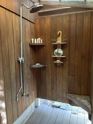 Badewanne, Handtücher, Seife, Shampoo