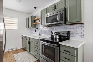 Fridge, microwave, stovetop, dishwasher
