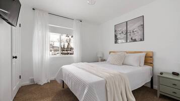 3 bedrooms, desk, iron/ironing board, travel crib