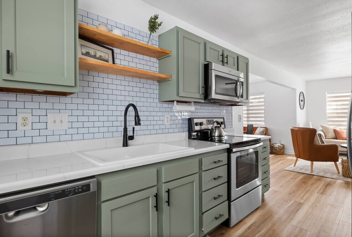 Coffee/tea maker, fridge, microwave, stovetop