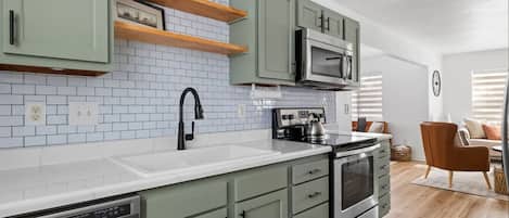 Fridge, microwave, stovetop, dishwasher