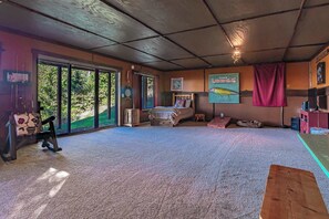 5 bedrooms, desk, iron/ironing board, WiFi
