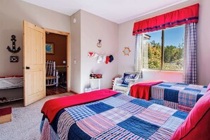 5 bedrooms, desk, iron/ironing board, WiFi