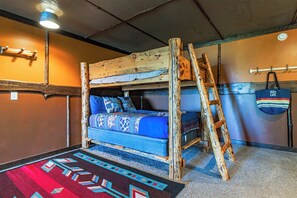 5 slaapkamers, een bureau, een strijkplank/strijkijzer, wifi