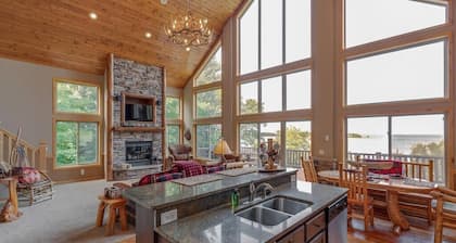 Stay 3 for 2! Spacious Leech Lake Home on 2 Acres, Boat Lift, Swim