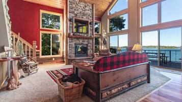 Tv, pejs, dvd-afspiller, bøger