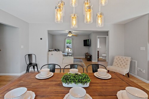 Walkable Downtown Saratoga House (mins to track)